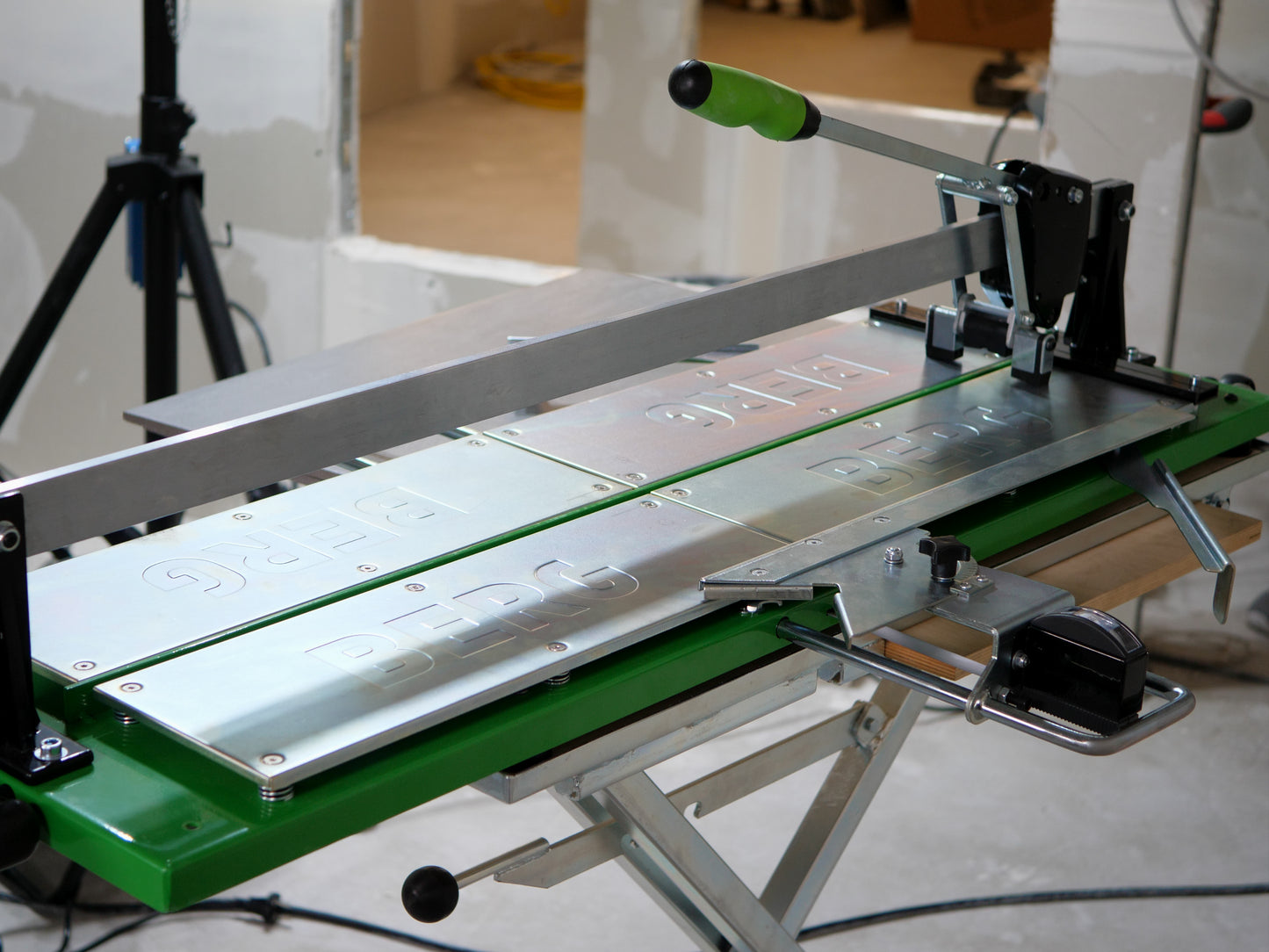 Arbeitstisch für Fliesenschneider FSM AT 640/900 - BERG TECTOOL GmbH